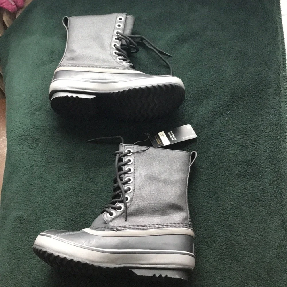 NWT Sorel 1964 CVS boot black size 6 or 8 Warm